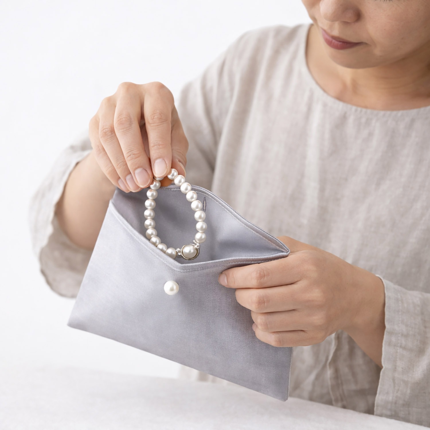 Luxury silver silk pouch for jewelry packaging and wedding from Thailand