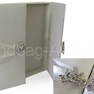 Crown brooch wedding box