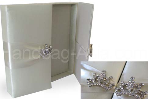 Crown brooch wedding box