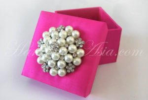 pearl brooch favor box in pink
