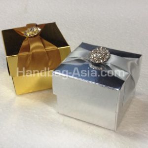 metallic favor boxes with brooch