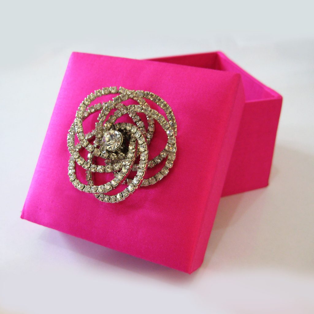 pink-wedding-favour-box-with-silk-wedding-brooch