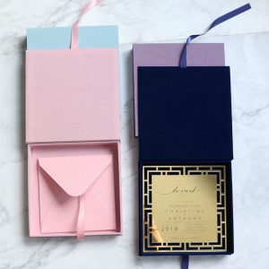 Velvet box for acrylic cards